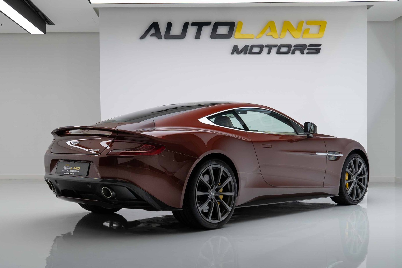 2015 ASTON MARTIN VANQUISH. EXCELLENT CONDITIONS. FULL SERVICE HISTORY. RARE COLOUR. LOW MILEAGE. GC